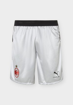 Bijele sportske kratke hlače s crnim elastičnim pojasom, AC Milan logo na lijevoj nozi, Puma i Slam Jam logotipi na desnoj nozi.
