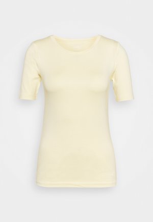 Kortærmet, lysegul tætsiddende t-shirt med rund halsudskæring på ensartet lys baggrund.