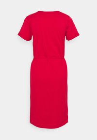Robe en coton rouge avec des manches courtes, longueur genou, coupe décontractée, dotée d'une ceinture à la taille et d'un col rond simple. Texture lisse, sans motifs.