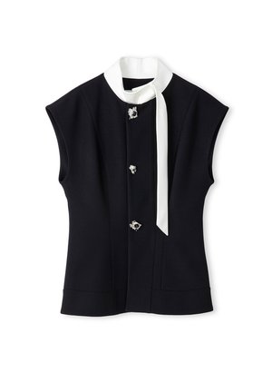 Navy mouwloze blouse met witte kraagstrik, voorzien van vijf zilveren decoratieve knopen met versieringen en op maat gemaakte stikdetails.