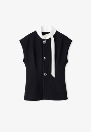 Navy mouwloze blouse met witte kraagstrik, voorzien van vijf zilveren decoratieve knopen met versieringen en op maat gemaakte stikdetails.