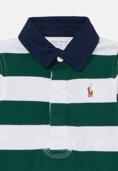 Camisa polo listrada em verde e branco com colarinho azul-marinho, apresentando um pequeno logótipo de cavalo bordado em marrom no peito.