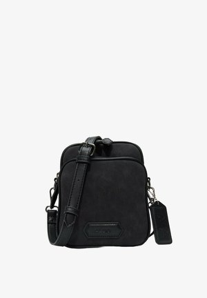 Borsa a tracolla nera in pelle sintetica. Forma quadrata con una texture liscia, accentuata da un'etichetta removibile e una tracolla regolabile.