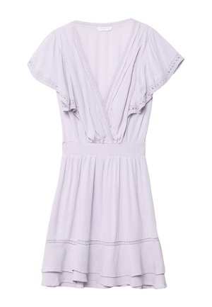 Robe légère lavande en tissu doux. Présente un décolleté en V profond, des manches flottantes et une taille smockée. Elle a un ourlet à volants et une subtile garniture en dentelle.