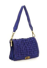 Borsa a tracolla in pelle blu con motivo intrecciato, chiusura in tono oro e tracolla rimovibile su sfondo bianco.