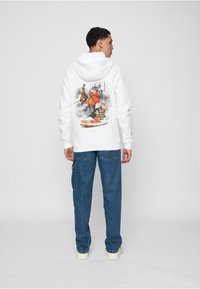Mister Tee VINTAGE BALLIN - Mikina s kapucňou - white