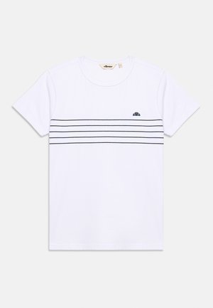 Valkoinen lyhythihainen t-paita, jossa neljä ohutta mustaa vaakasuoraa raitaa rinnan kohdalla ja pieni musta logo raitojen yläpuolella vasemmalla puolella.