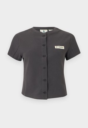 Krátky rukáv tmavosivej košele na gombíky s logom Columbia na ľavej strane hrudníka, okrúhlym výstrihom a rebrovanou textúrou.