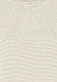 Cremefarbener Strickpullover mit strukturierter Oberfläche, runder Halslinie und gerippten Akzenten entlang des Kragens und Saums.