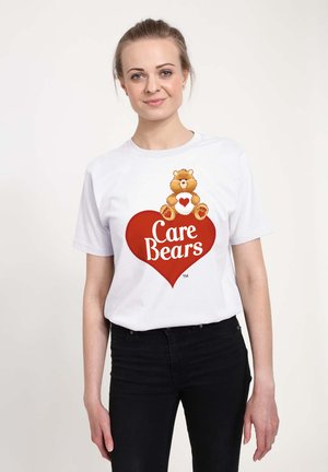 Hvid bomulds t-shirt med et tegneserie-bjørn, der sidder på en stor rød hjerte, med teksten "Care Bears" i fed hvide bogstaver.