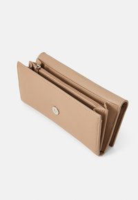 Calvin Klein PLAQUE LARGE TRIFOLD - Portefeuille - amphora