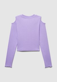 Top lungo lilac a maniche, con tagli sulle spalle, colletto rotondo e orli sfilacciati sulle maniche. Realizzato in un tessuto morbido e elasticizzato.