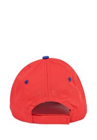 Cappello da baseball rosso in tessuto, con accenti di cucitura blu e un piccolo bottone blu sulla parte superiore. Schienale regolabile con design aperto.