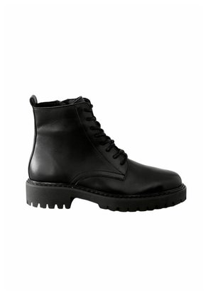 Botas de cuero negro hasta el tobillo con punta redonda, parte delantera con cordones y suela de goma texturizada. Presentan un acabado suave y costuras laterales sutiles.