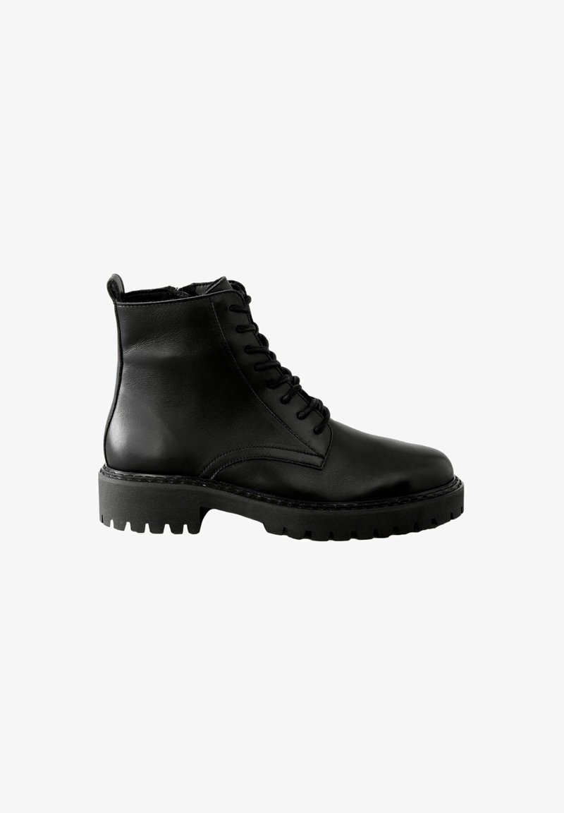 Bottes noires en cuir jusqu'à la cheville avec un bout rond, un laçage à l'avant et une semelle en caoutchouc texturée. Présente une finition lisse et des coutures latérales discrètes.