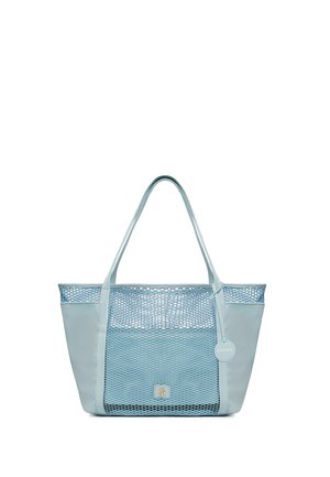 Borsa tote azzurro chiaro con pannello frontale in rete, lati solidi, manici lunghi e una targhetta rotonda etichettata "BADURA" appesa a un manico.