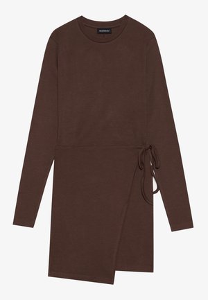 Vestido marrón de manga larga con cuello redondo y detalle de lazo lateral, que presenta una textura suave y una silueta ajustada.