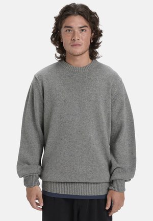Grå strikket sweater med rund halsudskæring samt ribstrik i ærmer og nederste kant. Blød tekstur med en let løs pasform.