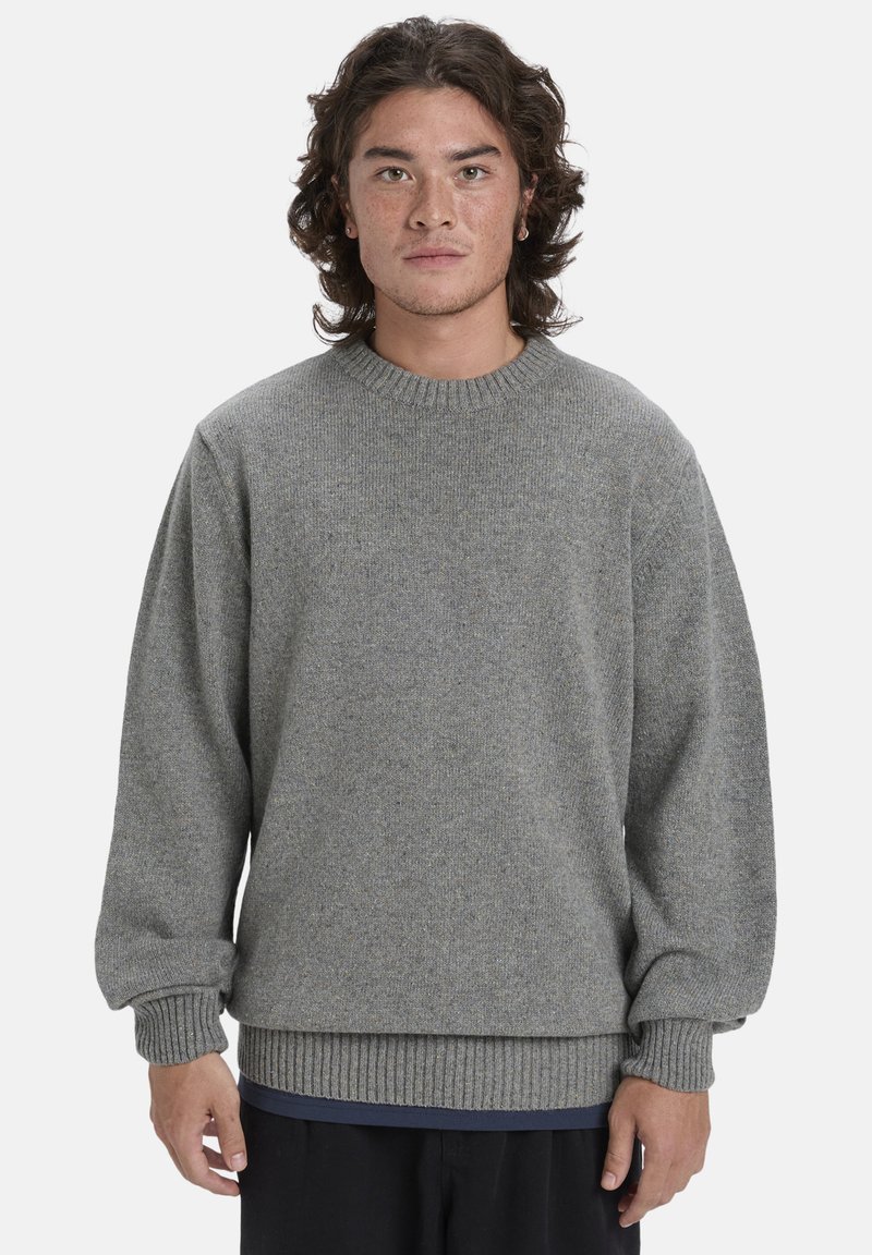 Grauer, gestrickter Pullover mit Rundhalsausschnitt und gerippten Bündchen und Saum. Weiche Textur mit einem leicht lockeren Schnitt.
