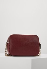 Rechteckige, dunkelrote Leder-Umhängetasche mit strukturierter Oberfläche und goldener Kettenriemen, auf einem weißen Sockel präsentiert.