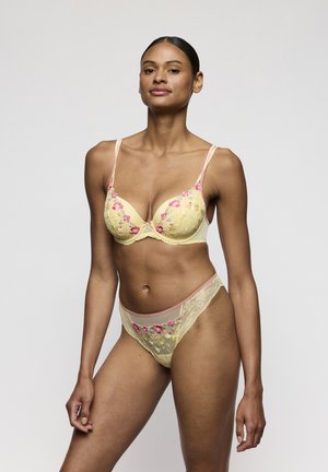 Kanten bralette en bijpassende string in pasteloranje, met bloemenborduursel in roze en groen, verstelbare bandjes en zachte mesh-details.