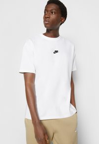 Nike Sportswear TEE - Paprasti marškinėliai - white