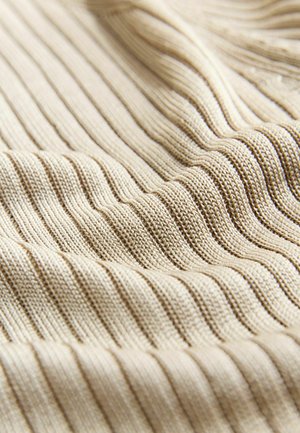 Smėlio spalvos ribuota mezgimo medžiaga su kaitaliojančiomis tekstūruotomis juostomis, kurios suteikia minkštą ir lygią paviršių.