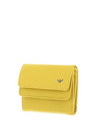 Portefeuille en cuir jaune plié avec un rabat et un petit logo métallique sur le devant, présenté sur fond blanc.