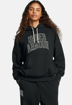 Zwarte hoodie met de tekst "UNDER ARMOUR" in het wit, met een voorzak en een geribbelde zoom. Gepaard met bijpassende zwarte joggingbroek.