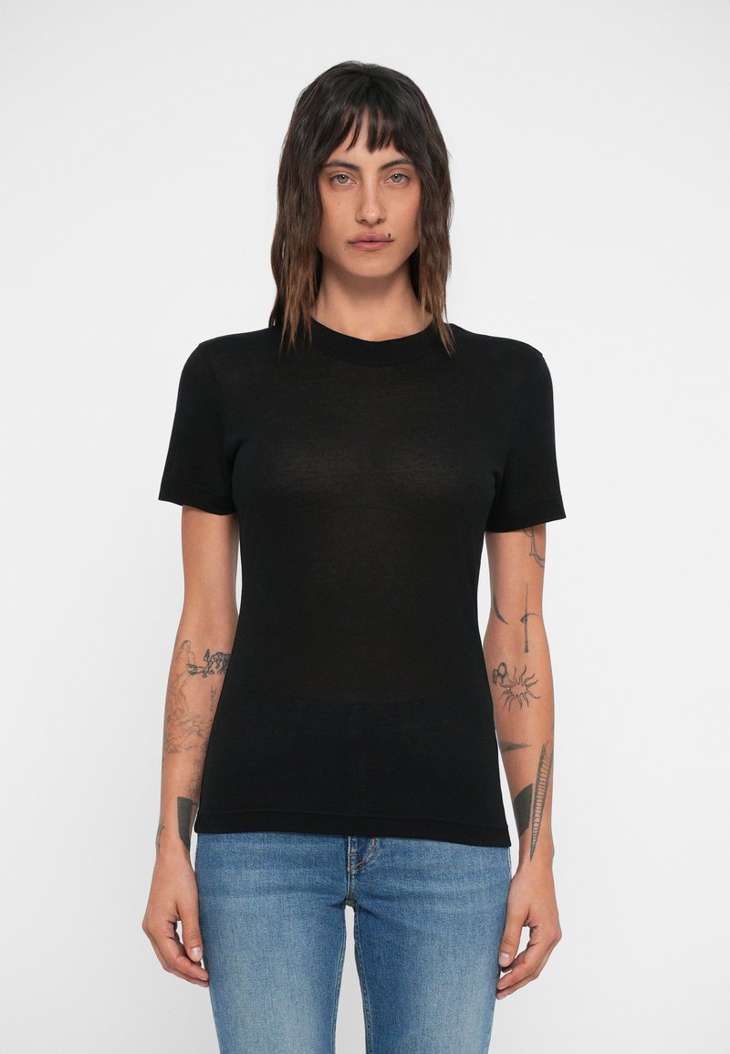 Tricou negru, cu mânecă scurtă, confecționat dintr-un material ușor, cu decolteu rotund, formă ușor ajustată și textură netedă.