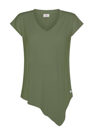 Blusa verde oliva con scollo a V, maniche corte e orlo asimmetrico. Realizzata in tessuto morbido, presenta un piccolo logo in basso a sinistra.