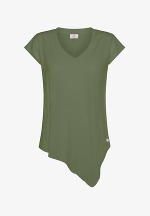 Oliivinvihreä V-pääntie paita, jossa on lyhyet hihat ja epäsymmetrinen helma. Valmistettu pehmeästä kankaasta, jossa on pieni logo vasemmassa alareunassa.