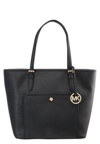 Sac cabas en cuir noir avec deux anses, poche avant sécurisée par un bouton, et un pendentif logo circulaire MK doré suspendu à la poignée.