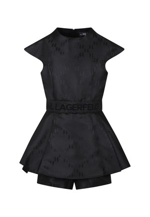 Schwarzes Kleid aus strukturiertem Stoff mit tailliertem Oberteil, ausgestelltem Rock, kurzen Ärmeln und einem gebrandeten Taillenband. Unter dem Kleid sind Shorts sichtbar.