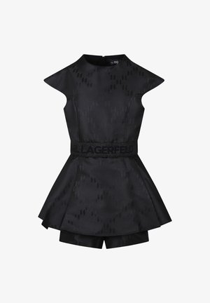 Schwarzes Kleid aus strukturiertem Stoff mit tailliertem Oberteil, ausgestelltem Rock, kurzen Ärmeln und einem gebrandeten Taillenband. Unter dem Kleid sind Shorts sichtbar.