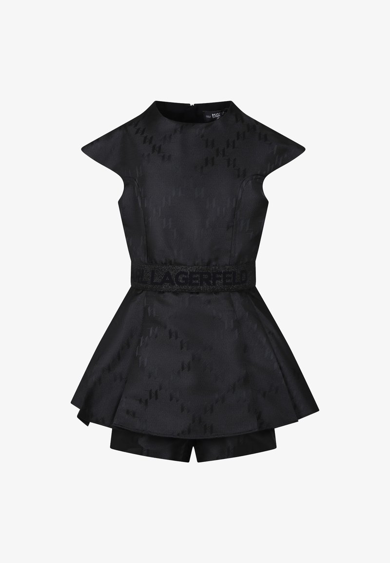 Abito nero in tessuto strutturato, con corpetto aderente, gonna svasata, maniche a giro e cintura con il marchio. Sono visibili i pantaloncini sotto.