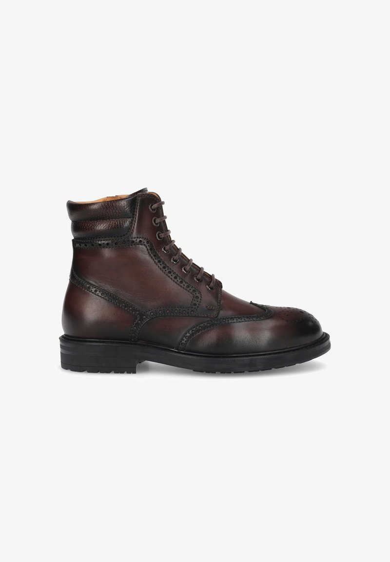 Bottine en cuir marron avec bout rond, détails brogue, lacets à l'avant et accents de cuir texturé sur le col et les côtés. Semelle en caoutchouc noire.