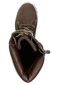 Hnědá kožená turistická bota s kulatou špičkou, texturovaným povrchem, tkaničkami a polstrovaným límcem. Uvnitř je měkká látková podšívka.