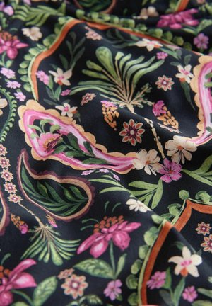 Material floral cu un fundal negru, cu flori și frunze multicolore în nuanțe de roz, verde și portocaliu, evidențiind modele complexe.