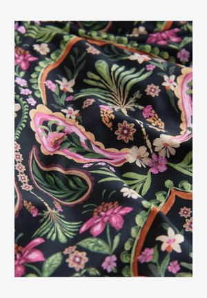 Ziedu audums ar melnu fonu, uz kura ir daudzkrāsaini ziedi un lapas rozā, zaļā un oranžā krāsā, demonstrējot sarežģītas rakstības.