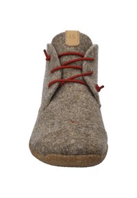 Wełniane filcowe botki za kostkę w kolorze szaro-brązowym z czerwonymi sznurowadłami. Posiadają okrągły czubek i korkową podeszwę. Skórzana metka z inicjałami "J.S." na górze.