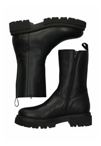 Botines de cuero negro con un acabado texturizado, cremallera lateral y suela de goma gruesa. Cuenta con una tira de agarre y un diseño elegante.