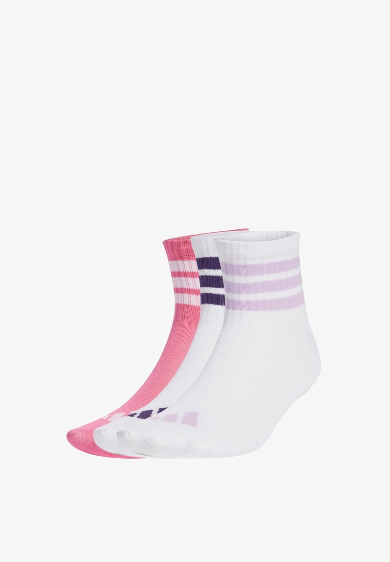 Tres pares de calcetines de tobillo: uno rosa con rayas blancas, uno blanco con rayas moradas y uno blanco con acentos rosas en la punta.