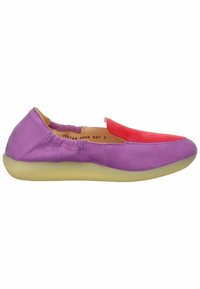 Scarpe slip-on viola e rosse con una texture liscia, forma arrotondata, suola flessibile e dettagli di cucitura minimi.