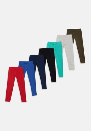 Siete pares de leggings exhibidos en una fila, con varios colores: rojo, azul, azul marino, negro, verde azulado, gris y oliva. Hechos de tela elástica.