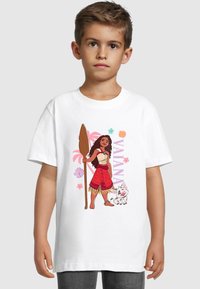 Camiseta blanca de algodón con un gráfico colorido de un personaje con un remo, vestida con una falda roja, y un cerdo de dibujos animados, todo ello enmarcado por acentos florales.