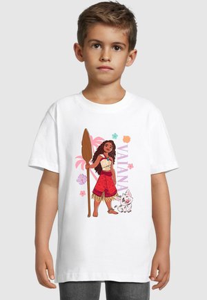 T-shirt en coton blanc avec un graphisme coloré représentant un personnage avec une pagaie, portant une jupe rouge, et un cochon de dessin animé, le tout sur fond de motifs floraux.