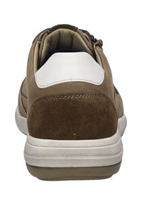 Braune Wildleder- und Leder-Sneaker mit weißen Akzenten, gepolstertem Fersenteil und strukturiertem Sohlenprofil. Die Rückansicht hebt das sportliche Design hervor.