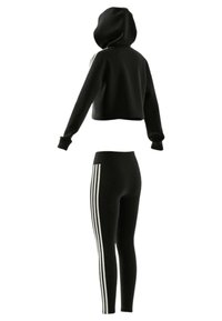 Sudadera negra recortada con capucha y mangas largas, combinada con leggings negros ajustados que presentan tres rayas verticales blancas a los lados.