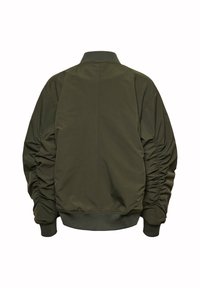 Jaqueta bomber verde-oliva com textura suave, mangas franzidas, punhos e barra canelados, e colarinho elevado. Vista traseira mostrada.